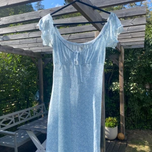 Too cute klänning small söt blå Nelly - Knappt använd, skönt material, fina detaljer. En klänning att trivas i, men lite för liten för mig.