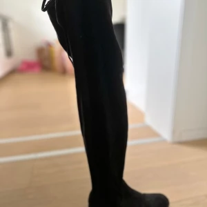 Overknee - Overknee stövlar i bra skick, tvättas innan dom skickas Jättebekväma och sköna att gå i 🫶🏼 Storlek 38