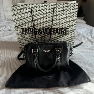 ZADIG VÄSKA - Superfint skick, som ny!!! Köptes in förra året i februari från butik i Stockholm! Dustbag fås med Nypris = 4250kr Mitt pris = 3800 Kvitto finns