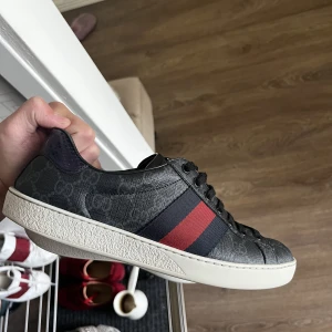 Gucci sneakers - Gucci sneakers bra skick kvitto från vestiare clothing finns bara og påse  Storlek 41 men passar mig som har 42