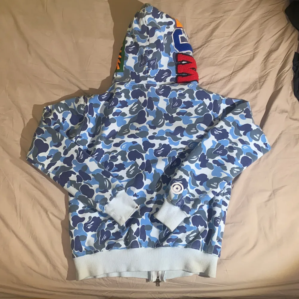 En fin bape zip up som är i rätt så bra kvalite, lite problem med dragkedjan men den är enkel att dra upp endå. Den är i strl s men sitter som xs.  Pris kan diskuteras👍. Hoodies.