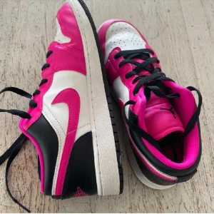 Jordan 1 low  - Säljer dessa as snygga Jordans som är knappt använda!❤️