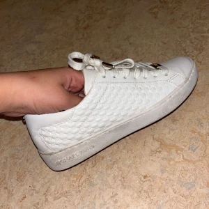 Michael kKors Skor - Jätte fina Michael kors skor i storlek 36. Använd ett par gånger så säljer billigare (rensar dem såklart innan jag fraktar vidare❣️)