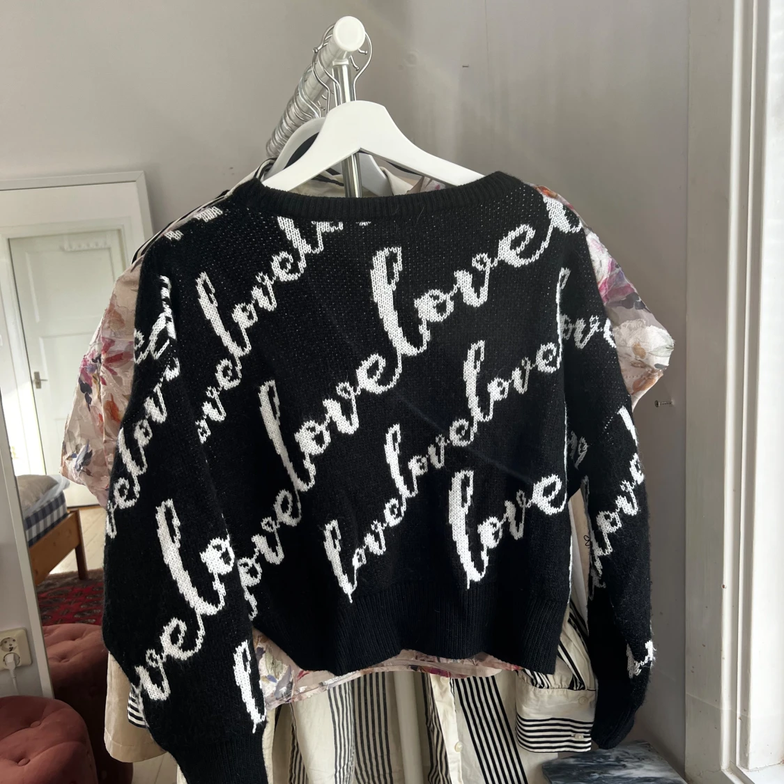 Svart, vit sweatshirt/stickad tröja med text från ASOS - 92