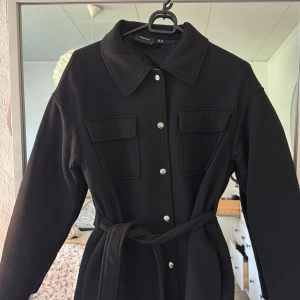 Höstkappa - Från vero Moda! Perfekt till hösten och vintern Inga defekter Tveka inte å skriv till mig vid frågor eller priset 