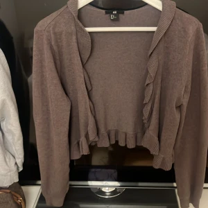 Bolero  - Brun bolero med volang. Från h&m. Storlek M. Passar mig som egenligen är en XS. Fint skick.🫶🏼