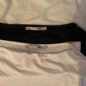2 t-shirts från lager💗 - En svart och en vit t- shirt från lager, inte helt vanliga t shirts  (Se sista bilden för hur de ser ut på) båda är exakt samma modell bara olika färg 80 kr för båda, går att köpa en oxå💗💗