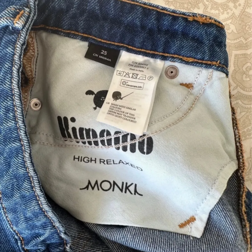 Snygga jeans i en mörkblå färg med hög midja och rak ben. De har en avslappnad passform och är perfekta för vardagligt bruk. Storlek 25, enligt guiden på Monkis hemsida är det XXS/XS. Vilket jag tycker stämmer överens.. Jeans & Byxor.