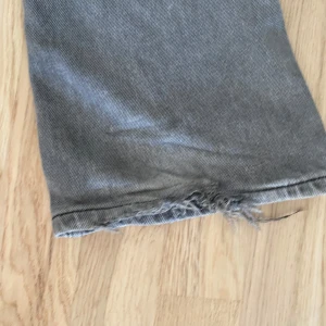 Gråa jeans - Gråa midwaisted jeans ifrån ginatricot i Stl M, normala i Stl. Hyfsat bra skick i bortsett från slitaget vid fötterna