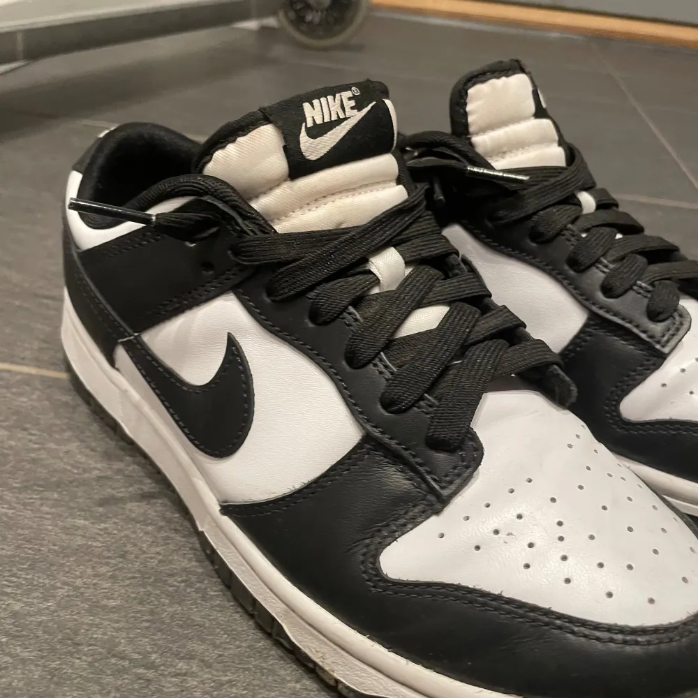 Säljer nu mina panda dunks i storlek 39 då de inte kommer till andvändning längre. Köpte dessa skor nån gång i april detta året så de är rätt så nya, säljer dessa för 1000kr då jag köpte de för runt 1500kr-1600kr ( pris kan diskuteras). Skor.