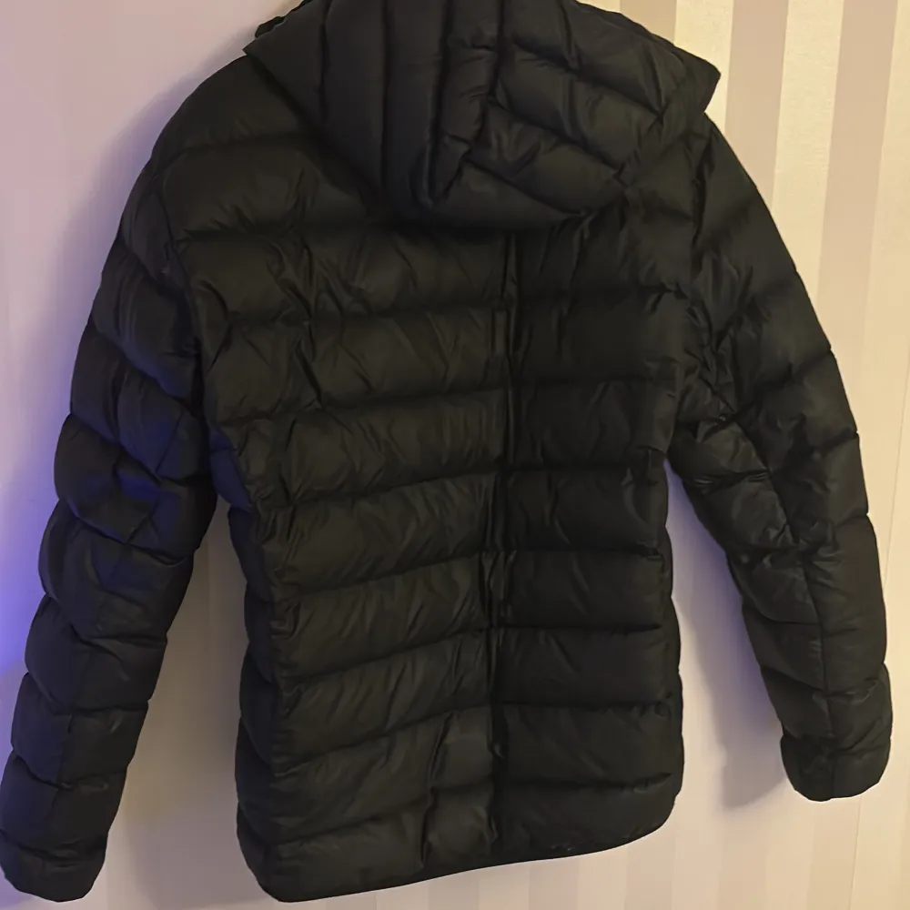 Peak performance jacka som är perfekt nu till vintern, för ett bra pris! storlek L(passar bra på M) märken och något litet hål finns men som är lagat. Skriv vid frågor eller funderingar! Byten kan va intressant!. Takit.