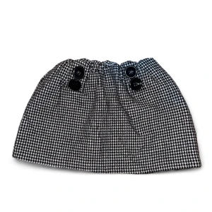 Houndstooth plaid svart och vit kortkjol - Perfekt kjol för hösten men t.e.x tights och over-knee klackar, jättebra skick, sitter mid rise om man har strl S, low rise om man här XS// Midja: 37,5cm (när man stretchar ut helt),  längd framifrån: 27,5cm bakifrån: 29cm