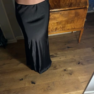 Satin kjol Gina tricot - Oanvänd magi satin kjol ifrån Gina tricot Storlek S