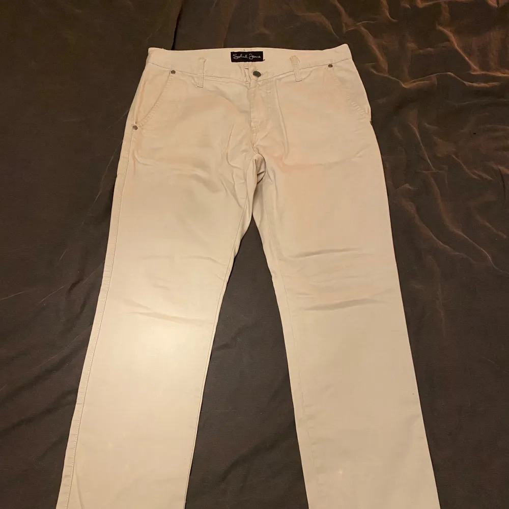 Beiga chinos i storlek 31/32. Fint skick och använda endast ett fåtal gånger.. Farkut & Housut.