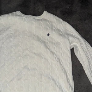 Morris stickad tröja - Hej, jag säljer min Morris tröja som är stickad har knappt använt den.  Den är storlek L men passar perfekt till storlek s/m jag har storlek S egentligen men passar mig perfekt dem är små i storlek Anledning varför den passar s/m [torktumlare] o blev