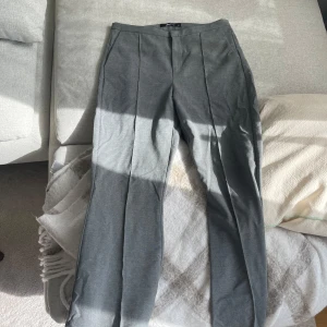 Gråa bootcut kostymbyxor, Gina, M  - Säljer ett par gråa bootcut kostymbyxor från Gina Tricot i storlek M. Superskönt material, använda ca en gång.   Nypris 460:-, säljer för 150:-.   Köparen står för frakten och det går inte att returnera eller lämna tillbaka varan 🤍