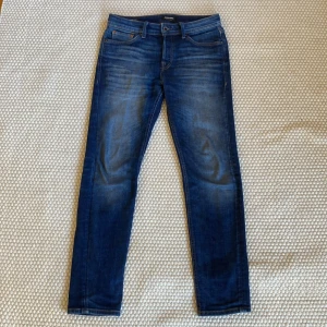 Snygga Jack & Jones jeans - Jack & Jones jeans i väldigt bra skick. Snygg tvätt och sitter bra. Storlek 30/32 sitter lagom tajt. 