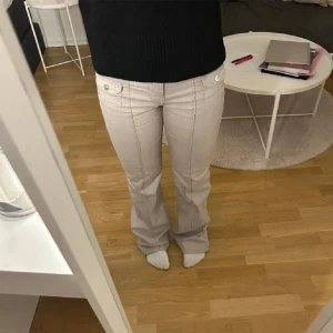 Trendiga jeans  - Säljer dessa trendiga beiga jeansen från H&M, storlek 32 men passar mig som är en 36 eftersom de är väldigt stretchiga.  600kr 