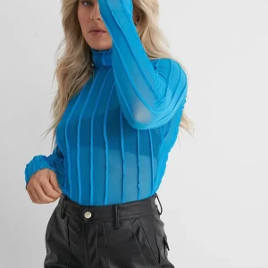 Blå meshtopp polo - Angelica Blick X NA-KD - Blå meshtopp med polokrage från Angelica Blicks kollektion med NA-KD. Jätteskönt material och stretchig. Storlek L men upplever den snarare som M. Nyskick. Verkligen den coolaste festtoppen. Alla bilder är lånade förutom sista. 