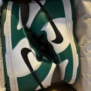 NIKE DUNK HIGH - Säljer ett par Nike dunk high. Helt sprilians nya och säljer pågrund av att det är för små för en familje medlem. Kom priv för mer bilder 👟
