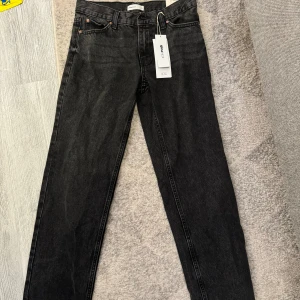 Jeans - Low straight jeans från Gina. De är helt oanvända med prislappen kvar.