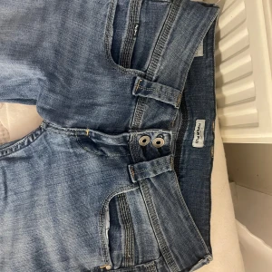 Lågmidjade bootcut jeans - Säljer nu mina gamla favoriter då de inte längre används. As snygga nu till hösten. Midjemåttet är 38 och innerbenslängden är 79. Hör av dig vid fler funderingar! 💕❤️