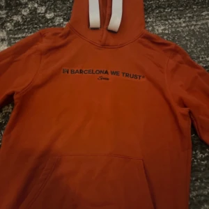 Barcelona Hoodie  - Denna tröja är endast använd tre gånger då den köptes i barcelona Spanien den är ungefär helt ny.