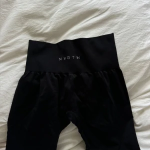 Nvgtn träningsbyxor  - Säljer dessa jättefina träningsbyxor ifrån Nvgtn💕säljer då de inte kommer till användning💕lite slitet på ett av benen, men inget man varken märker av eller ser💕tryck gärna på köp nu!