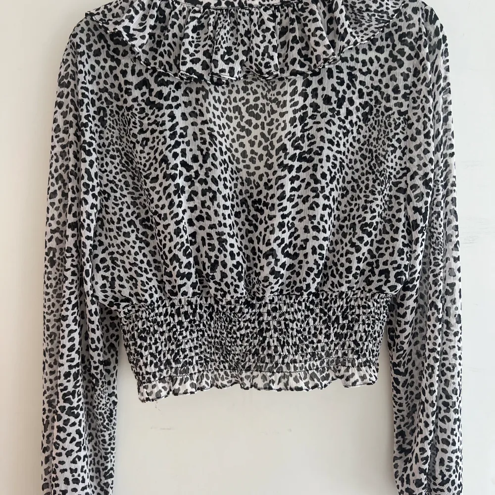 Superfin blus med leopard mönster i storlek M. Passar på mig som bär medium.. Blusar.