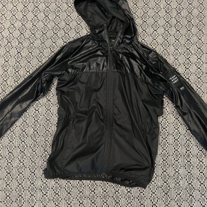 peak performance vind jacka - Vind jacka som är glänsig och snygg. Har haft den i något år men den är i helt ny skick. 