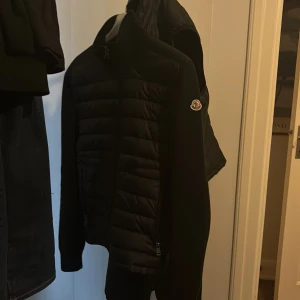 Moncler Cardigan - En helt ny Moncler cardigan i storlek M ( sitter som S) säljer pga att den va för liten, skick 9,5/10 och kvitto finns,