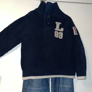 Höstsett till barn - 💠Märke: LO.G.G 🔖Storlek: 98 👩🏼‍🤝‍👨🏻Kön: Pojkar ℹ️ - Ingår jeans och tröjan som på bilden! Parketteras omsorgsfullt vid önskan om leverans!  Kan även mötas inom Helsingborg!