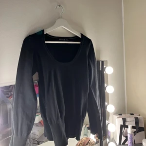 Svart tröja - Säljer denna tröja från bershka. Har jätteskönt tyg och är supergullig men alldeles för stor. Priset kan alltid diskuteras!💗