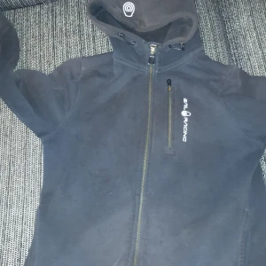 SAIL RACING KOFTA - En bra skick och inga skador jag använt den i 8 mån den är ganska ny men den är lite sliten man ser knappt