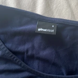 soft touch jersey top - Soft touch jersey top helt ny från gina tricot har använt kanske 2 gånger, säljs eftersom att jag redan har sålt byxorna och känner inte att jag behöver tröjan, stl S köpt för 299 i butik säljs för 149 med frakt kan även mötas upp. Hör av er🌸