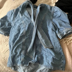 Jeans blus - Super söt jeansblus ifrån zara som man knyter om halsen!!