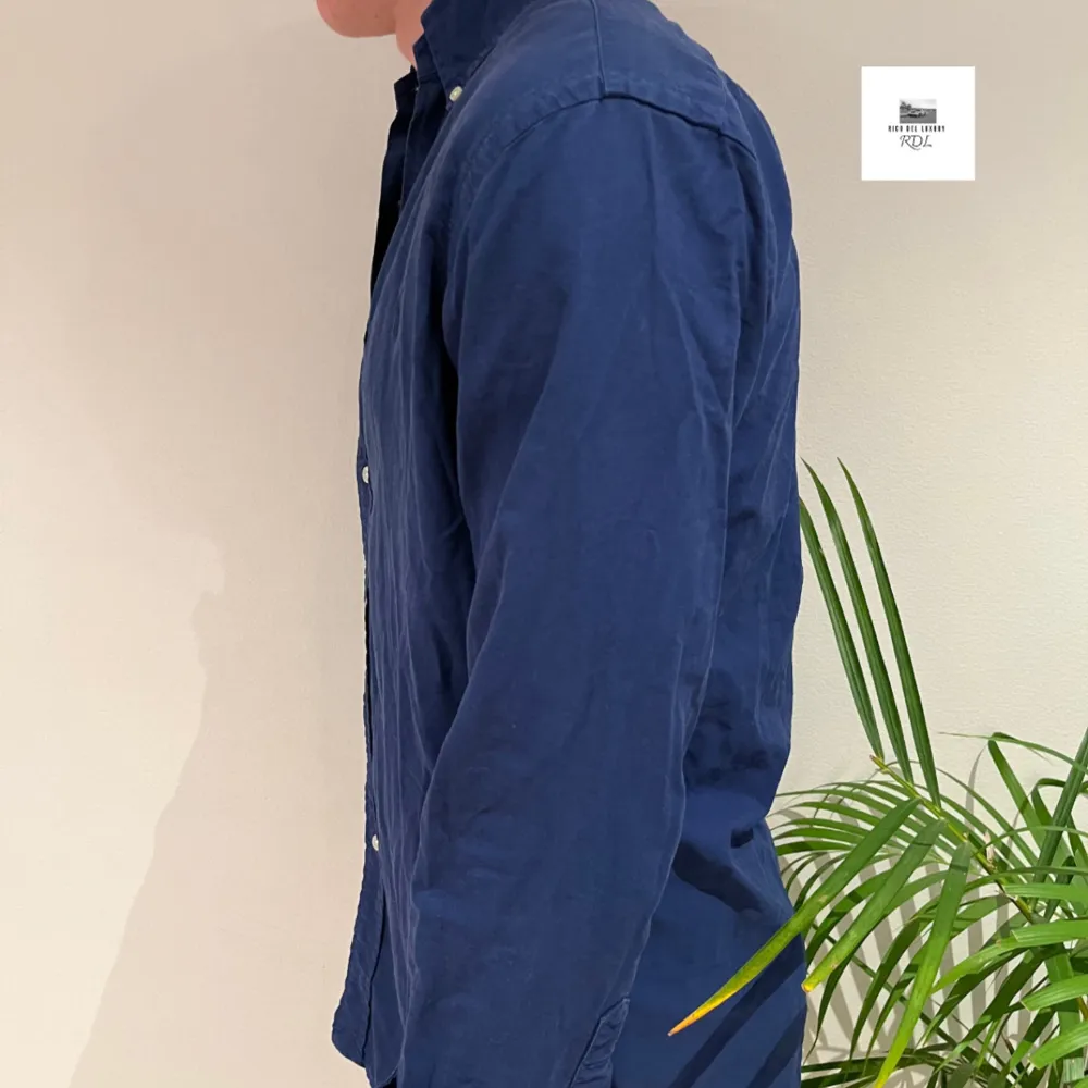 Ralph lauren skjorta | Skick - 9,5/10 | Size - S | Modell - Custom fit | Pris - 399kr | Modellen är ca 182cm lång | Fraktar via postnord eller instabox på köparens bekostnad | Hör av dig vid minsta fråga eller fundering // . Skjortor.