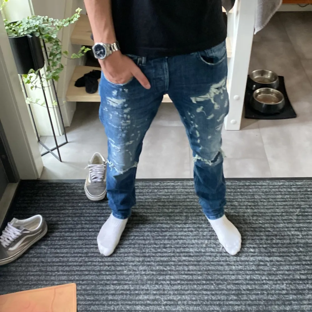 w29  Använda 2 ggr köpta nya för runt 1600 Asfeta jeans men tyvärr förstora för min önskade passform Kan gå ner vid snabb affär  Kom privat med vid minsta  fråga 😊. Jeans & Byxor.