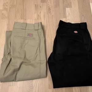 Dickies 874 original fit byxor - 874 Work Pants från Dickies. Lediga byxor med raka ben med pressveck. Slitstarkt tyg i twillblandning. Nypris 750:- Nästintill oanvända och de finns ingen form av slitage😁 Stl: W30/L32 Det är bara att höra av sig om du har nån form av fråga:)🙋 