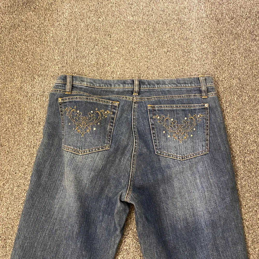 Säljer nu dessa as snygga lågmidjade jeans då det tyvär inte kommer till någon användning. Det är köpta på second hand och är i mycket fint skick.   Innerbenslängd 85 Midjemått 40 rakt över   (Passar mig i längden som är 1,72) . Jeans & Byxor.