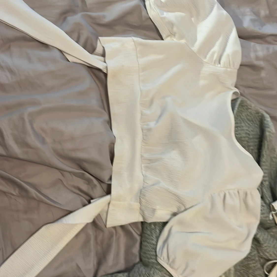 vit mag tröja med rosett där bak  - 92