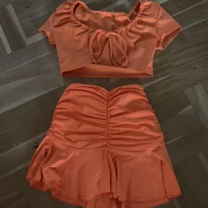 Winx Club Stella utklädnad - Halloween set Stella från Winx Club! Toppen är croppad, lapp bortklippt men passar XS-S, ev M med liten byst. Kjolen stl S men passar XS-M tror jag, stretchig! Köpta på Plick men tror de är från Shein liknande hemsida. Kjolen går att vika för olika längd