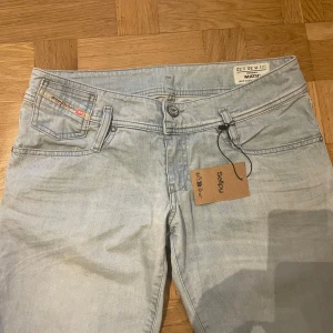 Lågmidjade Diesel jeans  - Säljer mina jättefina lågmidjade Diesel jeans💕Säljer eftersom dom är för stora i midjan å längd🥲Köpta på Sellpy. Kontakta gärna om frågor, pris kan diskuteras☺️