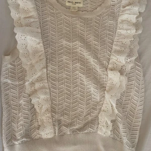 Topp - Säljer denna blusen från Lindex då den tyvärr inte passar. Använd ca 5 ggr, inga defekter. 🥰