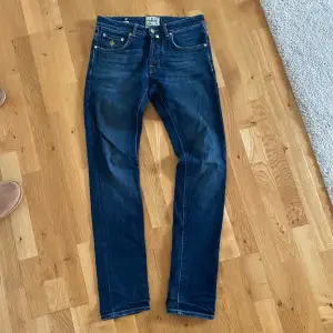 feta morris jeans, storlek 28/33, trasig höger ficka men annars bra skick 🙌