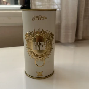 Jean Paul Gaultier Divine - Säljer denna parfym för att jag tycker inte den passar just mig, satt hoppas nån köper den som passar den💓 Den är 30ml och köpte för ca 600 på kicks i butik (överpris). I princip helt oanvänd, tyvärr inget kvitto 🥰