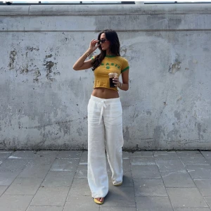 Alobha linnebyxor - Säljer mina alobha everyday linen pants då de inte kommer till användning! Super sköna byxor verkligen å sitter snyggt lågmidjat, köpta för 800kr🫶🏼🤩 Hittade inga bilder när jag hade de på så skriv om du vill ha fler bilder så fixar jag det!!