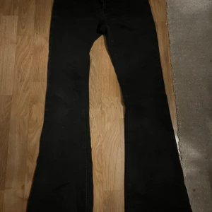 Svarta bootcut jeans!💗 - Säljer dessa svarta low waist bootcut jeansen från Gina tricot! Dom är i storlek 36. Dom är inte mycket använda så dom är i fint skick bara lite slitna längst ner vid hälen typ ( se på sista bilden ). Nypris är 499, hör av er om ni har några frågor!💗