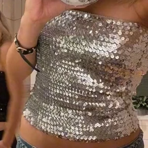 Topp - Säljer denna fest topp. Den är i storlek One size så den passar majoriteten🪩😽