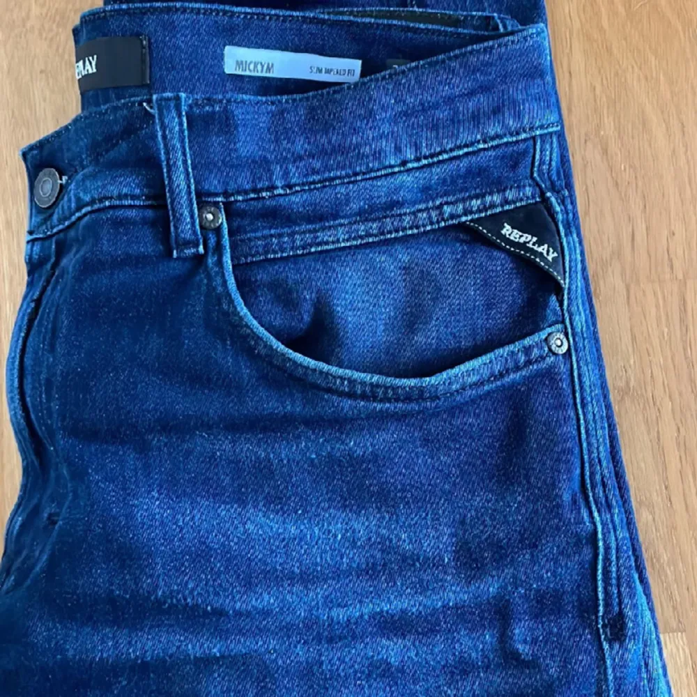 Säljer nu mina Replay jeans i ett jätte bra skick knappt använda. Säljer på grund av att dom inte passar.. Jeans & Byxor.